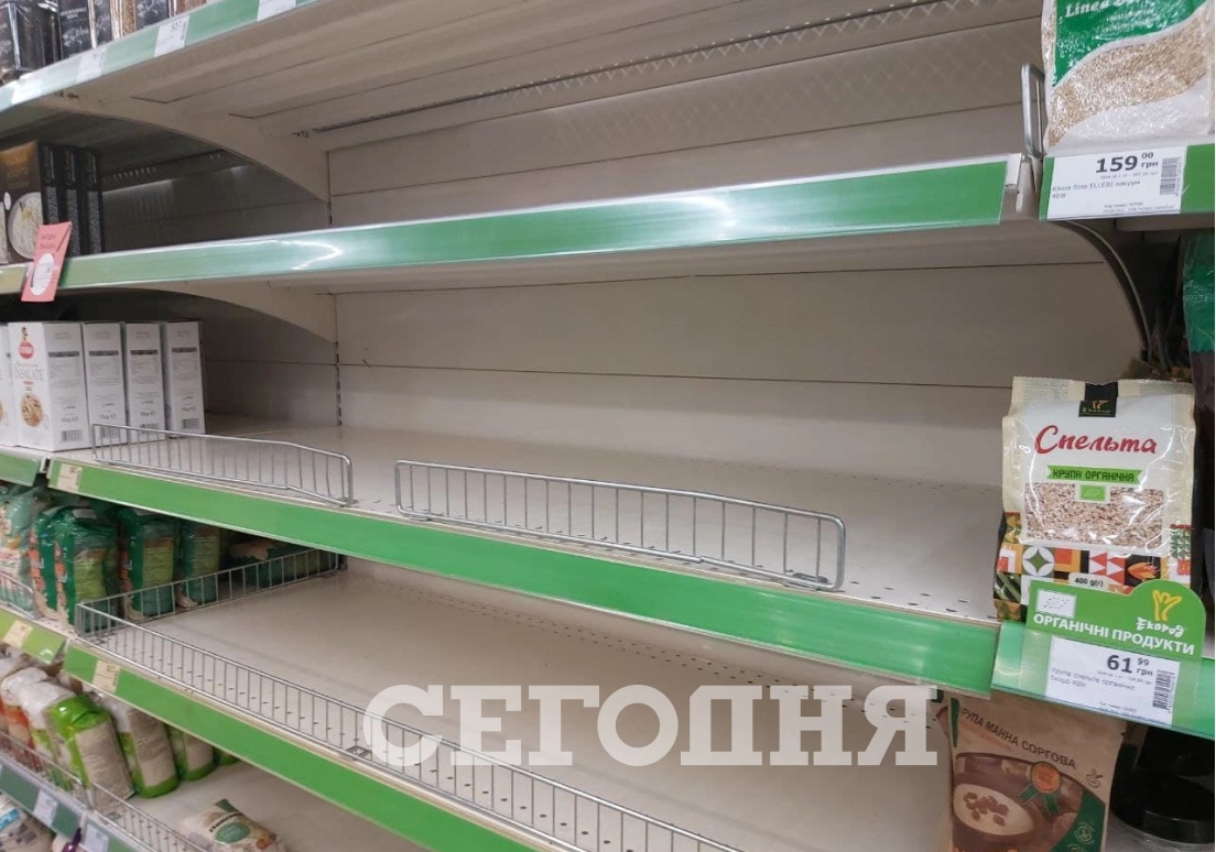 После заявления Зеленского в киевских магазинах стремительно раскупили гречку, сахар и соль После заявления Зеленского в киевских магазинах стремительно раскупили гречку, сахар и соль